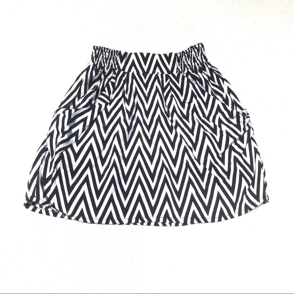 DIVIDED by H&M Zig Zag Chevron Skirt